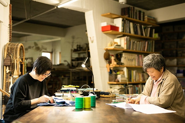 一樓的大工作桌是兩人最常待的空間，姜樂靜笑說，除了眼前有窗景、最大的優點是離廚房很近。