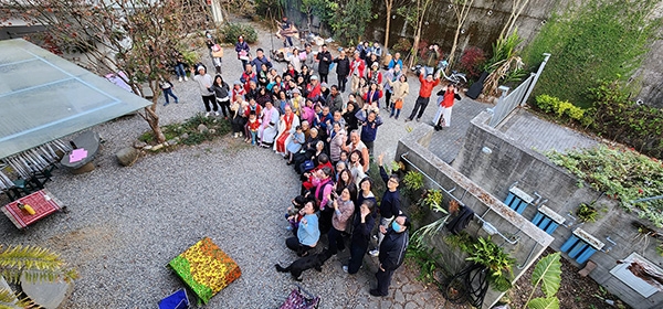 姜樂靜的媽媽今年90歲生日，大家聚在「草不草」一起開心慶祝。（姜樂靜提供）