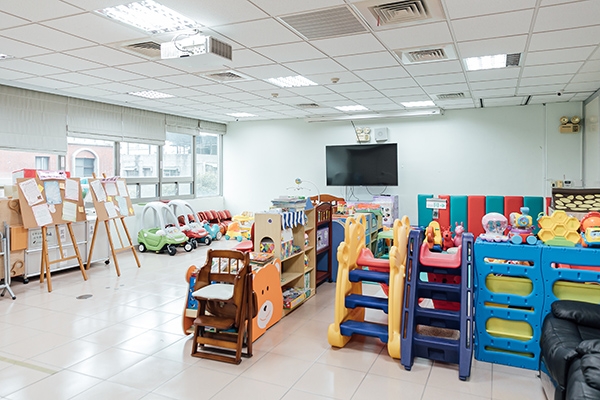 「爺奶熊寶貝」歡樂園提供社區年輕父母臨托家中嬰幼兒。