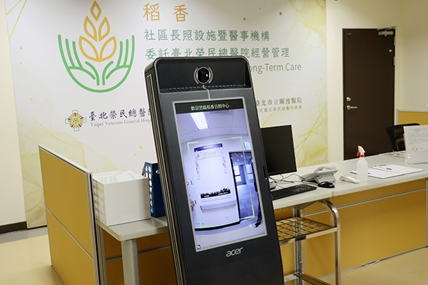 入口處的人臉辨識系統不僅能幫長者報到，也能辨識情緒。