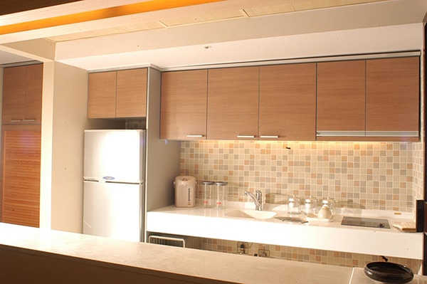 一房兩廳房型配有小廚房，但不提供明火。（出自長庚養生村官網）