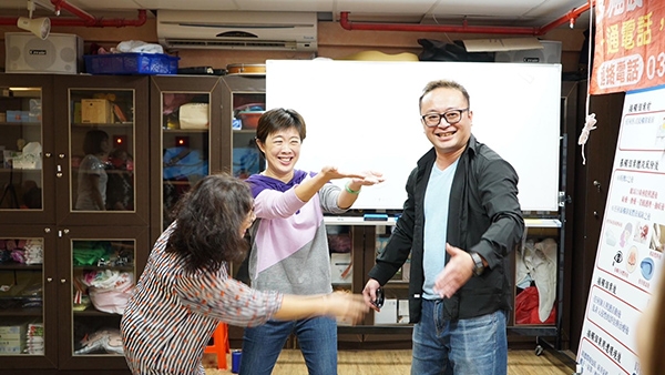 許美玲（中）很享受即興劇的「玩」，也從中發現「轉化」的力量。