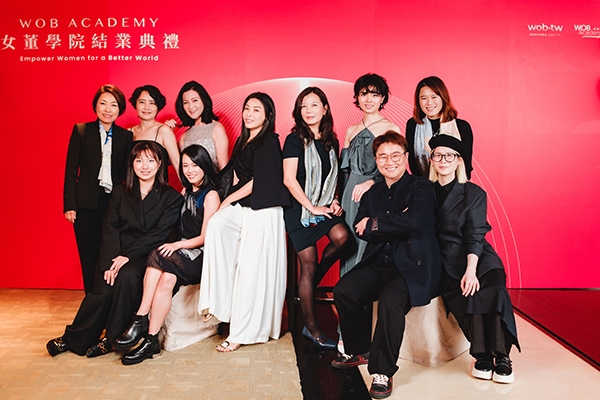 陳敏惠和女董學院第二屆學員在結業典禮上合影。