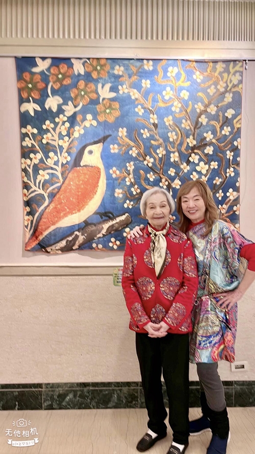 媽媽曾鳳麗在80後展現的創作力，重新定義了她的人生，也讓女兒與他更加靠近。