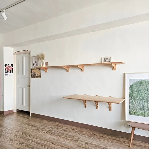 以層板取代櫃子，形成寵物友善無障礙空間，視覺也更清爽。（圖片來源：意萍如喜）