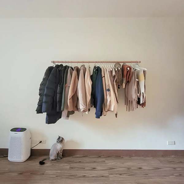 掛衣桿取代衣帽架，用來放置穿過但還不需要洗的衣物。（圖片來源：意萍如喜）