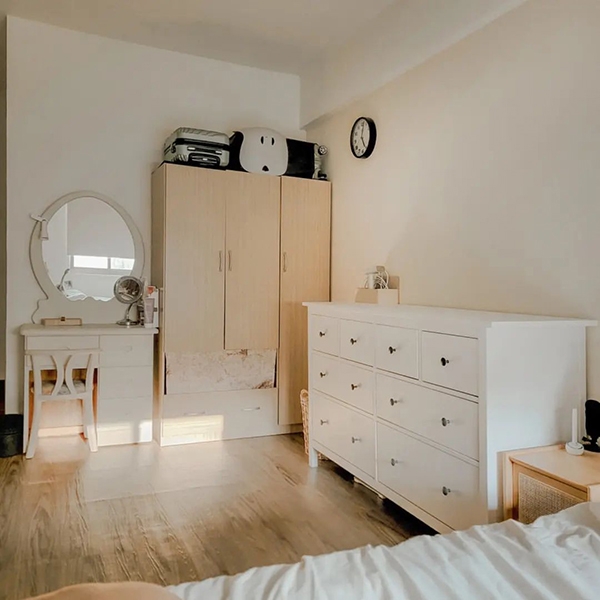 照片左邊的梳妝台本來是木頭色系，改成白色後，不僅洋溢歐風，和空間也更融合。（圖片來源：意萍如喜）