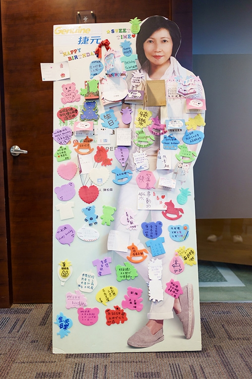吳惠瑜擅長組織團隊，創造強大凝聚力。圖為昔日下屬送她的生日留言板。