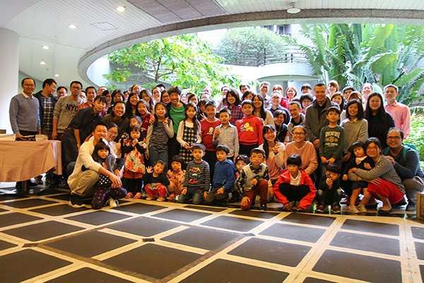 每年年底海大孫家班學生會舉行大聚會。孫寶年的2個女兒皆定居國外，但她非血緣的兒孫已滿堂。（ 孫寶年提供）