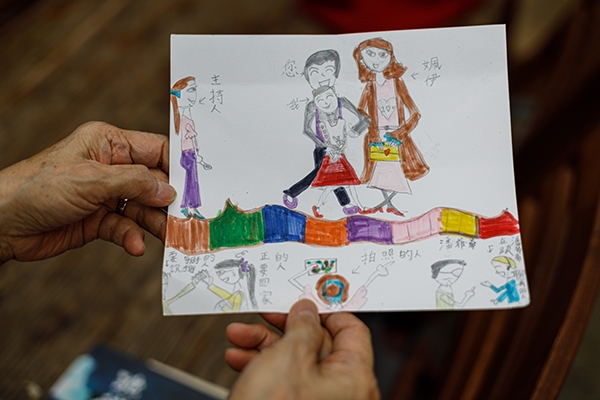 聚會時學生的小孩在一旁玩耍，記錄媽媽與孫奶奶相處的情形，送給孫寶年。