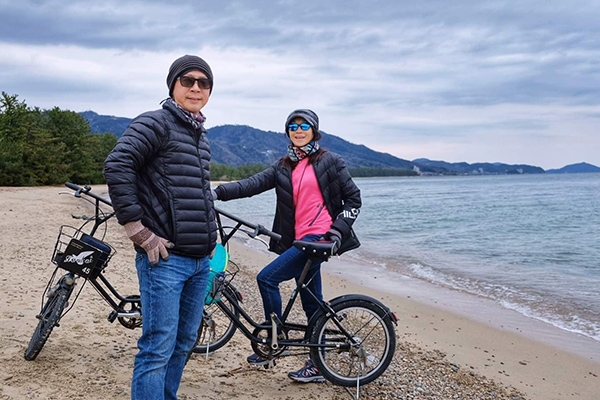 腳踏車可說是夫妻倆的旅行良伴，享受邊騎邊欣賞美景的樂趣。