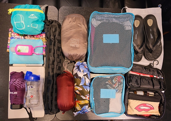 陳小萍攤開背包內容物，只靠這些東西，玩再久都不是問題。