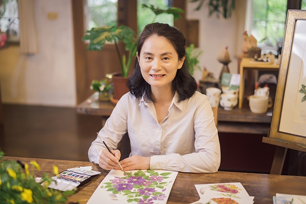 有一張自己的桌子，畫一株喜歡的植物，就能開啟一段美好的獨處時光。