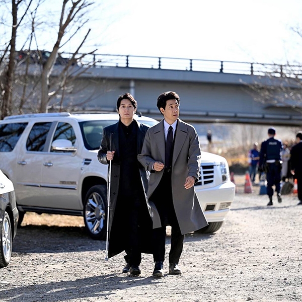 福山雅治在最新演出日劇《Last Man-全盲搜查官-》中飾演盲人FBI探員,再度挑戰不同類型的犯罪推理作品。