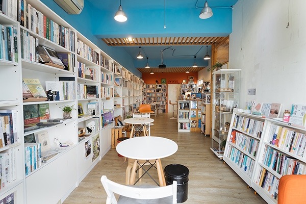 無論如河的內部空間溫馨可愛。脫鞋走進，就像回到家。