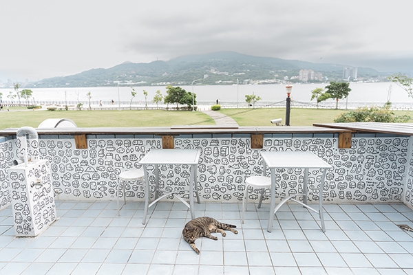 走到書店外的陽台，就能看到寬闊淡水河景。