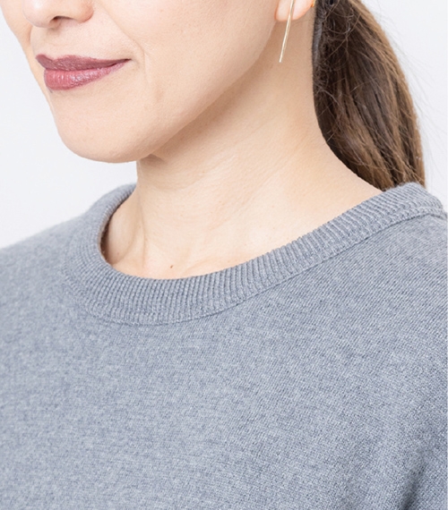 單穿一件灰色上衣，受到上衣顏色的影響，容易看起來氣色不好。