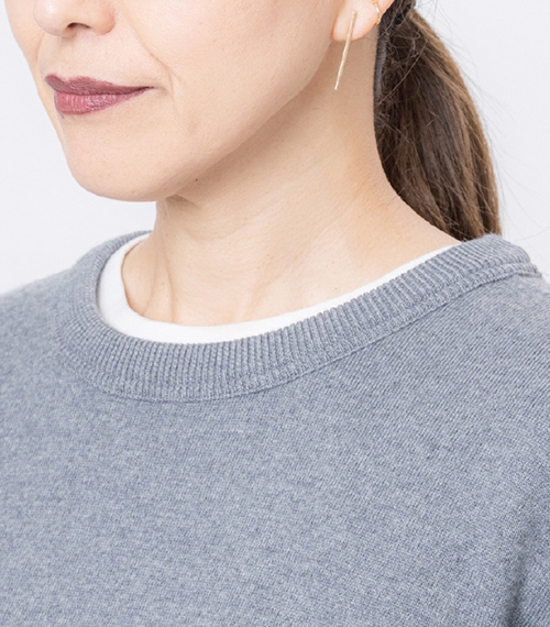 即使只有1公分，藉由露出一點點內搭服的白色，氣色就會變好。不過，若露出過多白色內搭的話，反而會變得很老土。