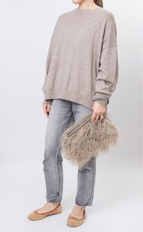 穿搭所使用的顏色全部都用中間色，整合起來變得土氣又顯老。