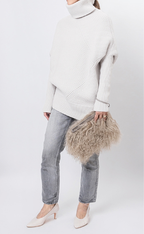 成熟女性用中間色來組合穿搭時，只要在某處加入白色，就能從原本土氣的穿搭煥然一新。