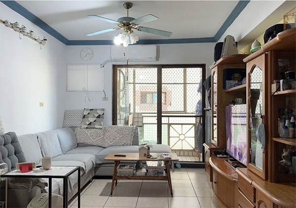 一個尋常的客廳。