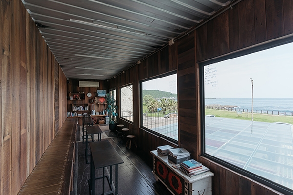 好好基地咖啡店二樓可眺望海景。