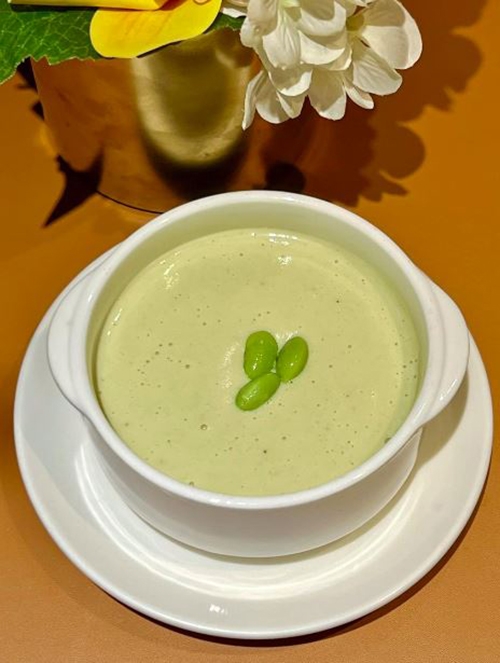 吳映蓉常在粉專分享日常飲食，這道以毛豆、豆漿等製作的毛豆濃湯，富含豐富的植物性蛋白。