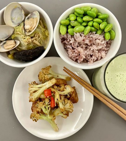 吳映蓉提醒，若和家人一起用餐，盡量把自己一餐份夾好，吃完就不要再夾、起身去刷牙。