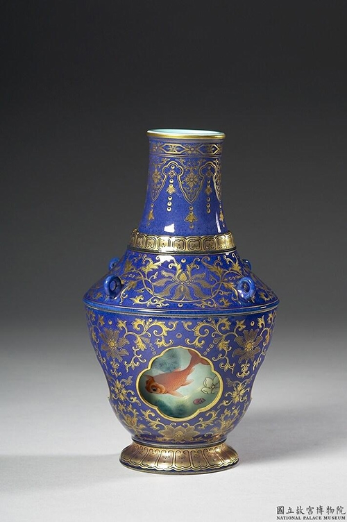 在遊戲中，玩家的家中也能擺上一盆霽青描金游魚轉心瓶。（出自國立故宮博物院）