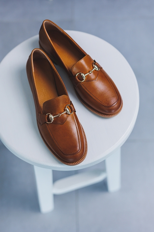 真皮材質的鞋款，兼具舒適與時尚。