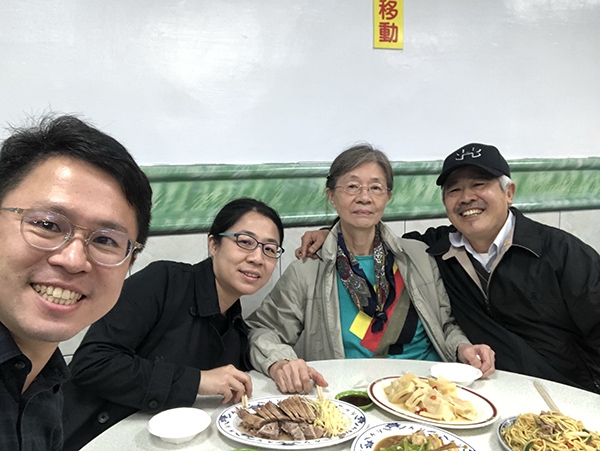 作家王溢嘉一家四口感情一直都很緊密。