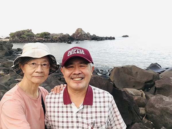 王溢嘉與妻子嚴曼麗近期行腳至新北市石門區麟山鼻地質景觀生態步道。