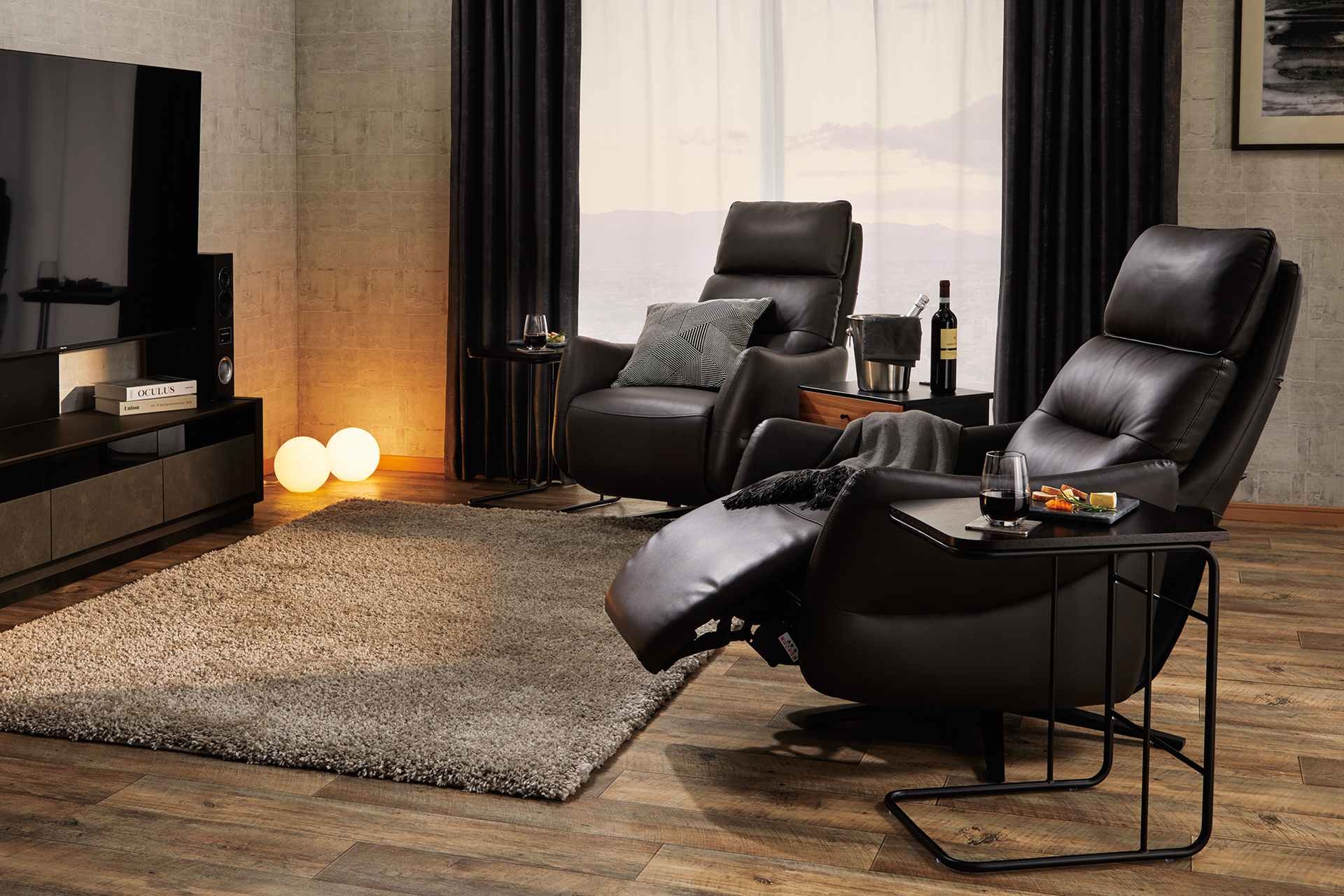 沙發擁有舒適的乘坐曲線，搭配內建雙馬達，可手動調整舒適坐姿，滿足各式生活情境需求。