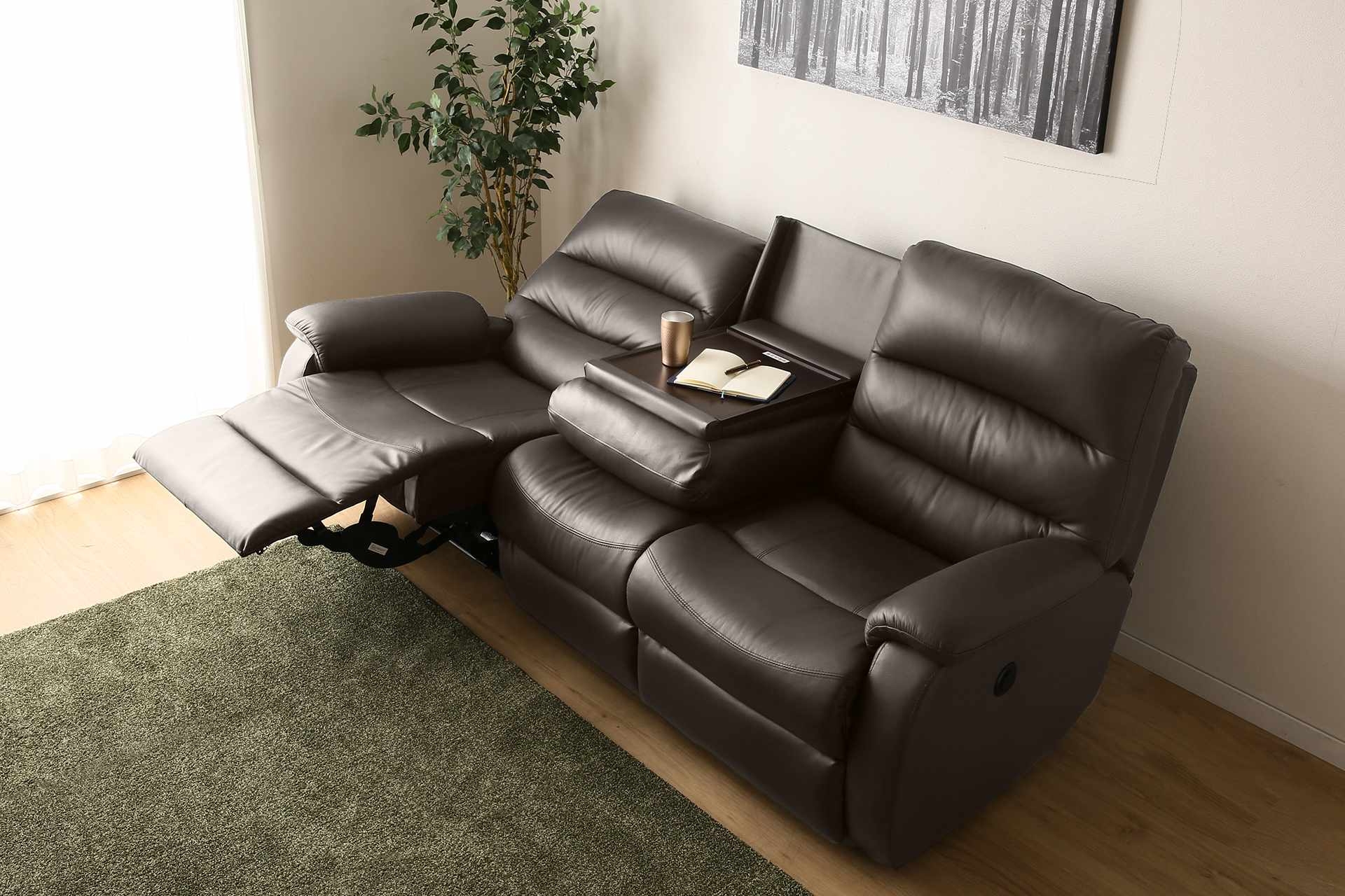 3人用電動沙發N-BELIEVA，中央椅背拉下成為桌面，可擺放飲料、零食等小物件，與親友共創美好假期。