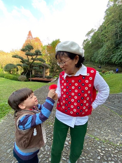 與孫兒輩互動，是徐英珍生活中很大的快樂。（圖片來源：徐英珍）