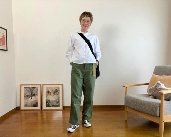 Mimi週末到咖啡廳工作的穿搭：白襯衫＋軍綠卡其褲、黑色低筒Converse帆布鞋、黑色斜背包。看起來年輕又俐落，也很適合外出辦事或長距離移動。