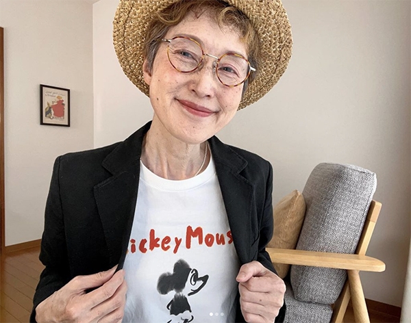 有點童趣感的白T恤與西裝外套都來自UNIQLO，配上草帽讓60世代看起來有活力又有精神。