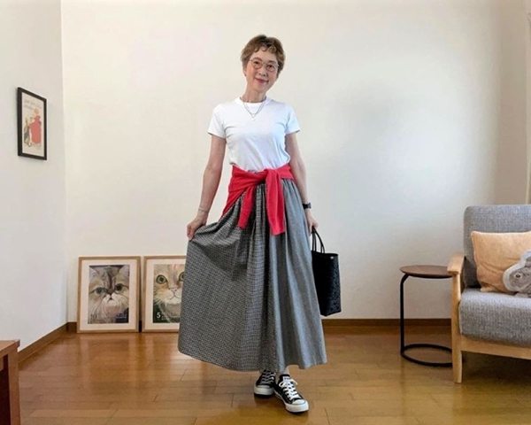 白T恤和腰間紅外套都來自UNIQLO，腳踩Converse帆布鞋。無論看展或逛書店，這套穿搭都輕鬆又得體。