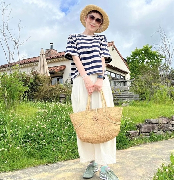 來自思夢樂的寬身條紋短版T與草帽、yuni的白長褲，再配上UNIQLO的太陽眼鏡，充滿夏天的悠閒氣息。