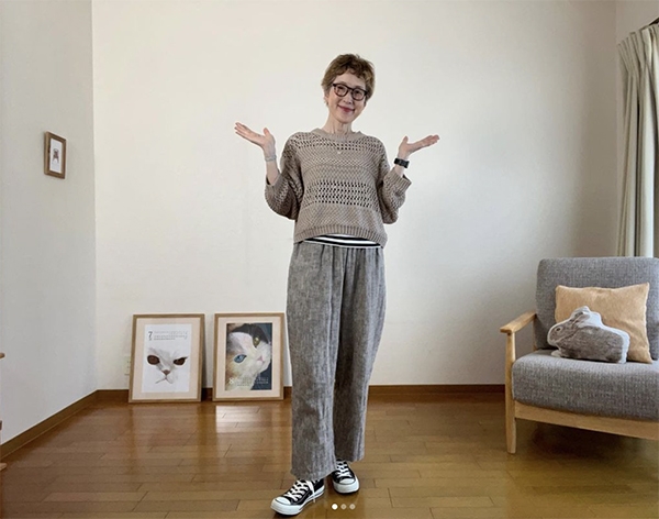 同色系服裝很有整體感，其實上下著來自不同品牌，褲裝也是前一年就買的款式。