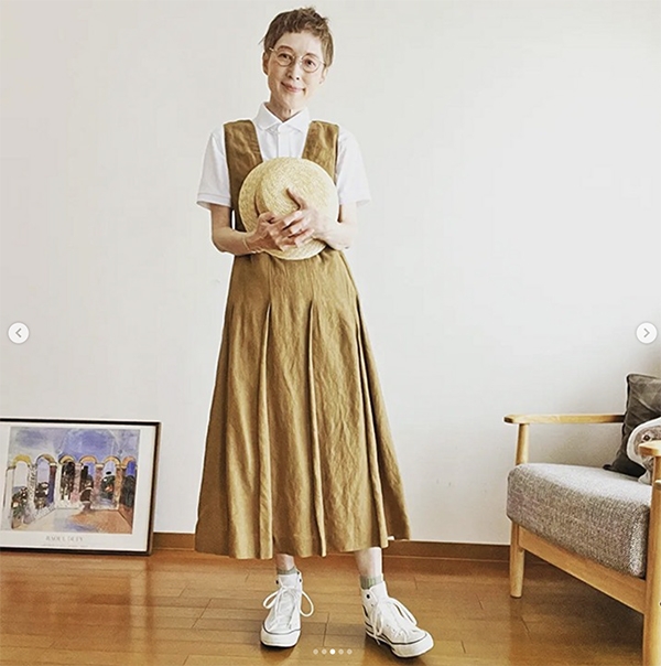 巧妙搭配灰色襪子，讓駝色與白色的穿搭更添層次。