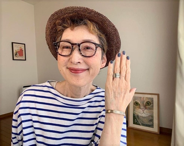 粗方框眼鏡風格較強烈，建議不戴耳環、項鍊，以避免臉部區域太繁複。飾品則可著墨在離臉部較遠的手上，如戒指、手環等。