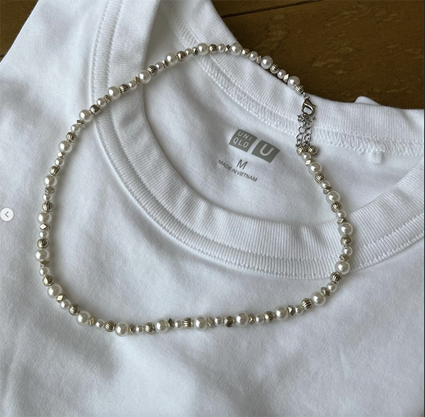 UNIQLO白T恤配GU銀白珍珠造型項鍊 ，低調優雅又能帶出亮點。