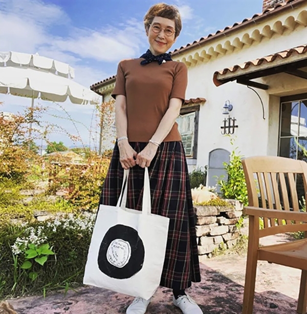 在農場咖啡廳愜意喝下午茶的穿搭，呼應長裙顏色的藍底紅白圓點手帕領巾，為造型畫龍點睛。