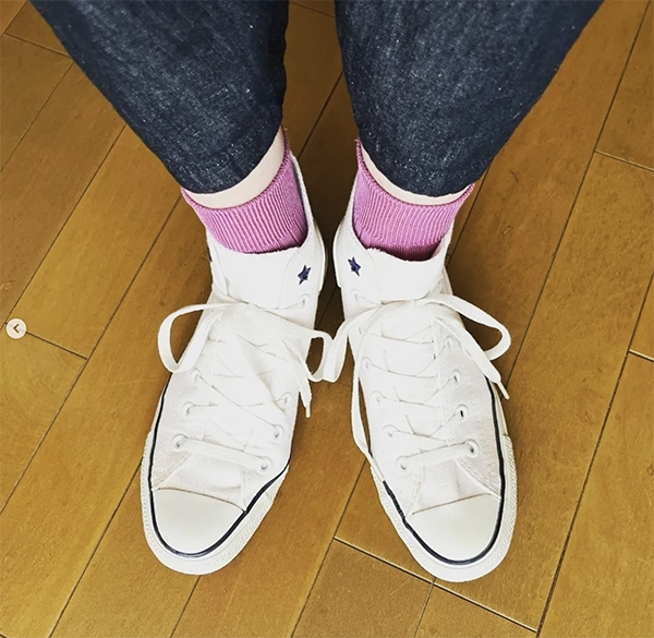 紫紅色襪子搭配白色Converse帆布鞋，很有精神。