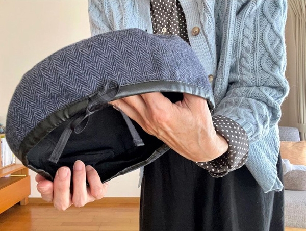 這頂深藍色貝蕾帽雖說是舊品，但如果配件材質良好又保養得宜，稍貴商品價格長年分攤下來，也不會令人覺得心疼。