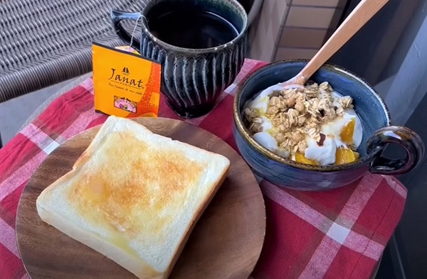 Mimi藉著好天氣變換心情，轉移陣地將早餐挪至陽台享用。（出自YouTube Mimi’s life ）