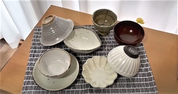 Mimi的日用餐具，餐墊是母親的手作品。（出自YouTube Mimi’s life ）