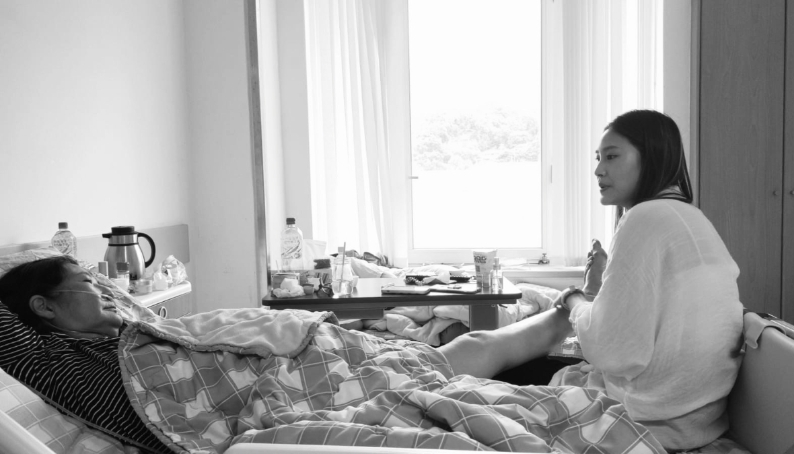 這是我的姑姑，最後在病榻上以及按摩著姑姑雙腿陪她聊天的妹妹。無論如何，美好的回憶，永遠不會消逝。