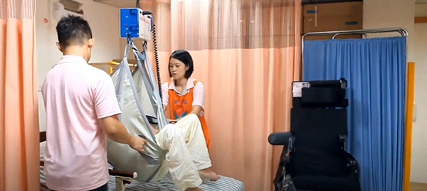 育成為服務使用者準備「軌道搬運機」，員工不必徒手搬運，免去受傷風險。